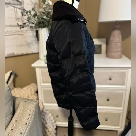 💵 UGG | Vintage Black Puffer Jacket with Faux Fur Collar - Picture 5 of 11